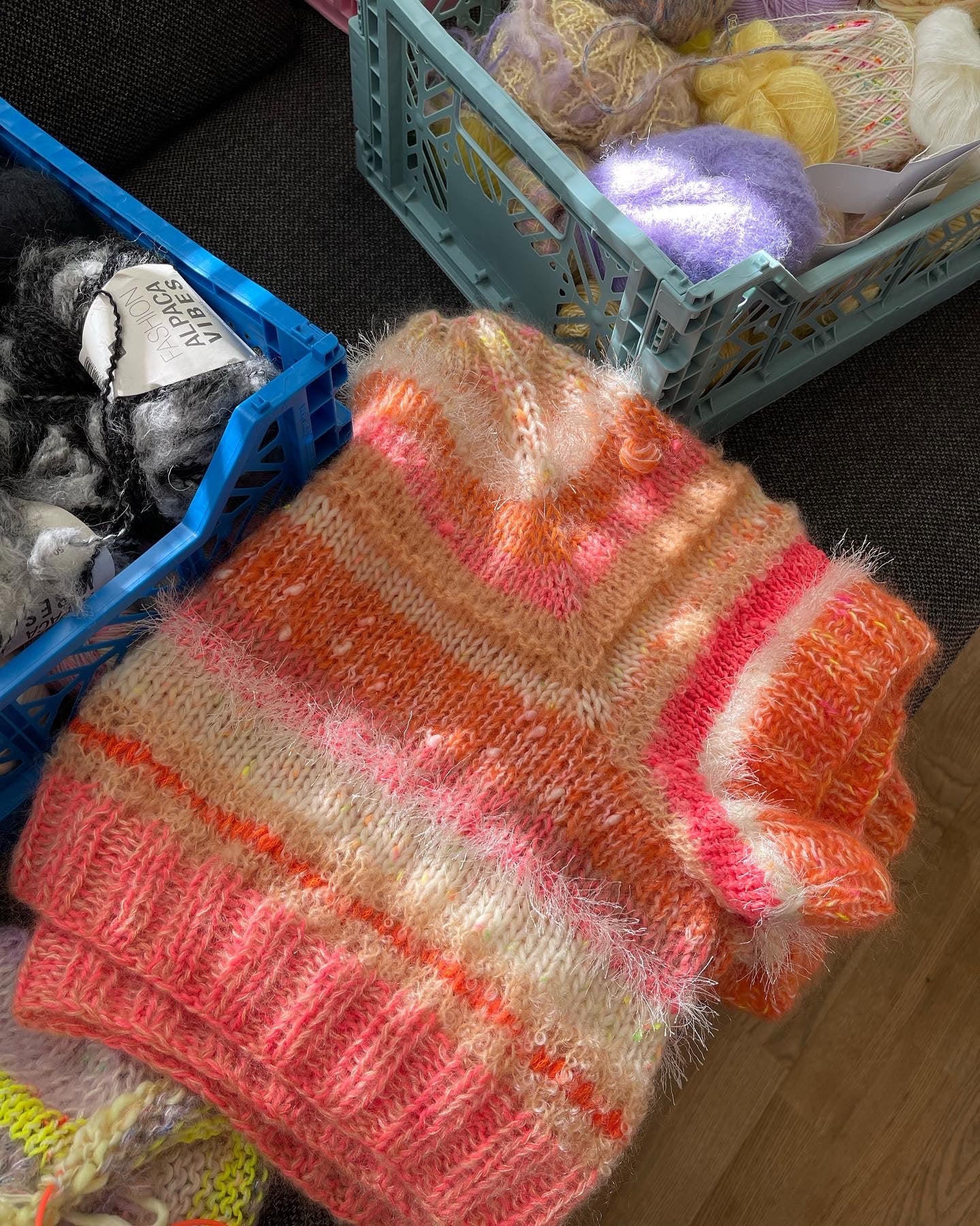 Happy Scrappy Sweater - Adult (english)