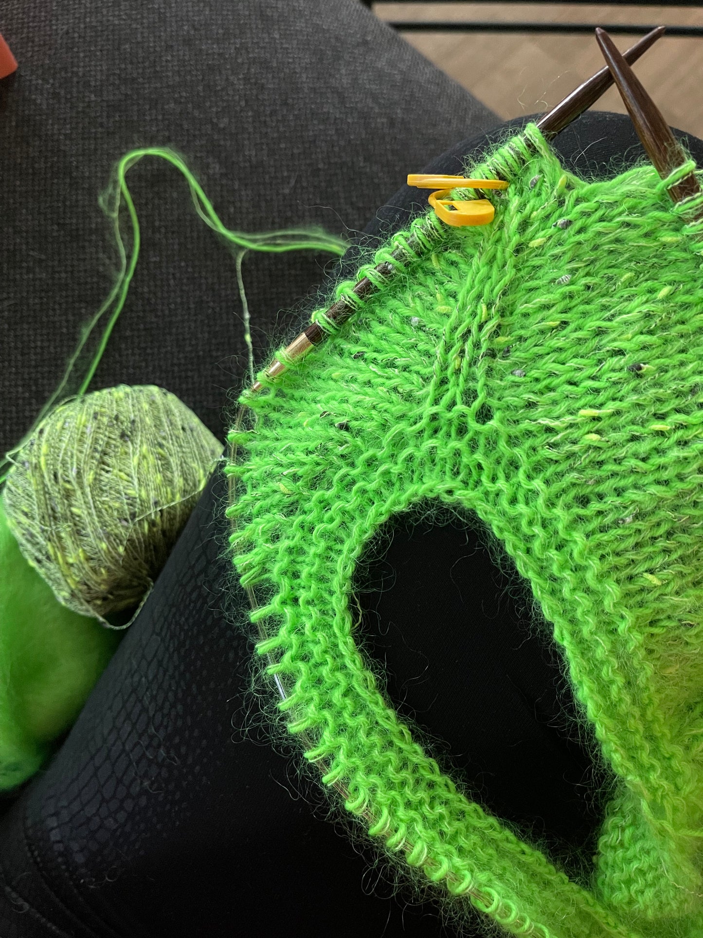 Make it Neon Sweater - Voksen (dansk)